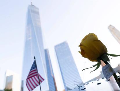 Una flor y una bandera ubicados en la piscina sur del "9/11 National Memorial", el monumento ubicado en los cimientos de las Torres Gemelas destruidas por los atentados del 11 de septiembre en Nueva York.