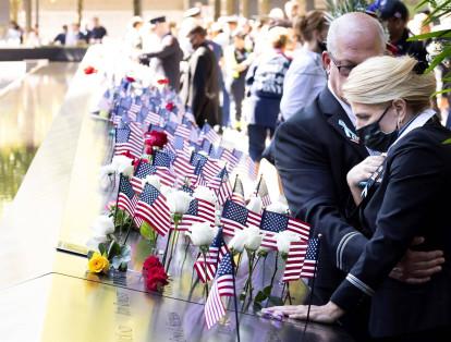 En el "9/11 Memorial", personas miran los nombres de los pilotos y azafatas que murieron el 11 de septiembre por los atentados. Este sábado se conmemoraron 20 años del peor ataque terrorista en Estados Unidos.