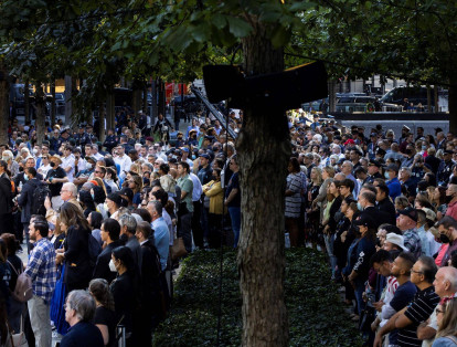 Una multitud se reunió para una ceremonia en el "9/11 Memorial", en Nueva York. Durante el evento, hubo seis momentos de silencio, correspondientes a la caída de las dos torres del World Trade Center, al ataque al Pentágono, en Washington, y a la caída del avión en Pensilvania.