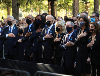 Al evento en Nueva York asistieron, de izquierda a derecha, el expresidente Bill Clinton y su esposa, Hillary Clinton; Barack Obama y su esposa, Michelle Obama; Joe Biden, actual presidente de Estados Unidos, y Jill Biden, primera Dama; además, Michael Bloomberg, exalcalde de Nueva York.