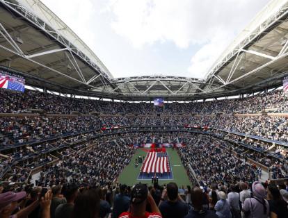 Una bandera de Estados Unidos se desplegó en la cancha antes del inicio de la final femenina del US Open, en el que la tenista británica Emma Raducanu salió campeona. El encuentro deportivo se desarrolló en Nueva York.