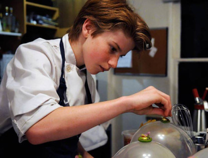 A los 10 años, Flynn transformaba su salón de clases en un club gastronómico. Al alcanzar la fama, busca desafiar las jerarquías del mundo culinario