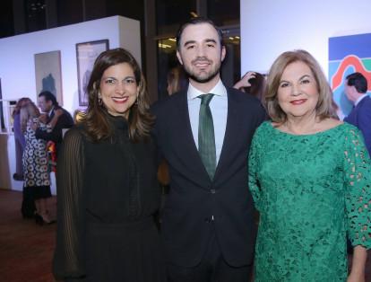 Carolina Barguil, Juan Luis Perez y Zonia de Barguil.