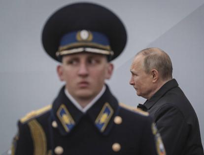 El presidente ruso Vladimir Putin pasa junto a un soldado durante el desfile del Día de la Victoria, que conmemora la victoria soviética en la segunda guerra mundial, celebrado en Moscú.