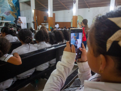 Euforia del Caribe Cuenta 2022. Ana Griott y Carles Cano recibicieron el calor humano de los niños de Barranquilla durante el Caribe Cuenta 2022.