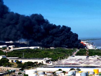 Vista aerea del incendio en la Vía 40 en el norte de Barranquilla.