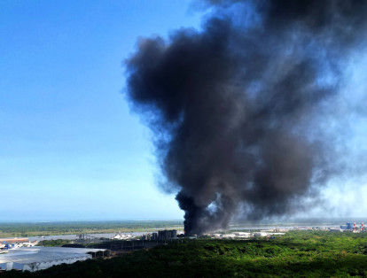 Vista aerea del incendio en la Vía 40 en el norte de Barranquilla.