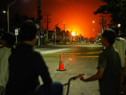 Incendio en Vía 40 de noche.