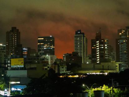 Incendio en Vía 40 de noche.