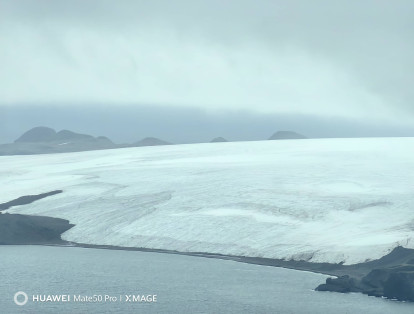 Las playas blancas de la Antática están cubiertas de hielo y nieve.