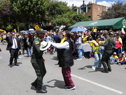 El desfile de las fuerzas armadas de Colombia se extendió desde la Cll 117 hasta la 116. Vecinos del sector irrumpieron en la marcha de los soldados para bailar con ellos al ritmo de los sonidos típicos del país.