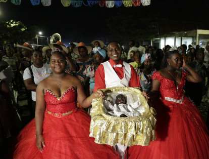 Miles de personas celebraron la Navidad en febrero y con ella el nacimiento del Niño Dios afro en Quinamayó, corregimiento de Jamundí, en el Valle del Cauca, ya que en la esclavitud, los patronos no les dejaban celebrar a los esclavos durante el mes de diciembre, pues los tenían que atender, pero tras los 40 días de la dieta de la virgen María los autorizaban y ellos hacían la celebración afro a su modo. Durante cuatro días se vive una fiesta, donde participan niños, adultos y mayores, en medio de procesiones, cantadoras, fuegos artificiales, bailes, arrullos, chirimías y la tradicional fuga, donde comunidades afro de todo el Valle del Cauca y Cauca llegan a participar de esta celebración ancestral que lleva más de 150 años.