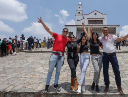 Los creyentes llegan a la Basílica del Señor Caído de Monserrate, para recibir la sagrada Eucaristía con ramos de palma que serán bendecidos.