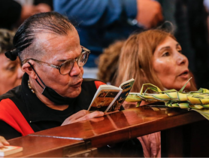 Con ramas de palma y olivo, los creyentes recuerdan el sacrificio de Jesucristo en la cruz.