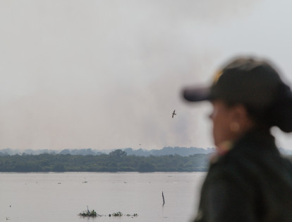 HUMO EN BARRANQUILLA POR INCENDIO EN ISLA PARQUE SALAMANCA