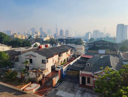 HUMO EN BARRANQUILLA POR INCENDIO EN ISLA PARQUE SALAMANCA