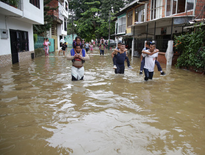 Una grave emergencia viven más de 300 familias en Jamundí, Valle del Cauca por las fuertes lluvias que no cesaron durante más de 24 horas, lo que produjo que los ríos, caños y el acueducto colapsaran. Producto de esto, viviendas, establecimientos, fincas, cultivos y vías, están bajo el agua, por lo que piden a las autoridades locales y departamentales brindarles ayudas, pues desde las 4a.m. el agua les daño sus camas, salas, electrodomésticos, objetos de valor y afectó sus cultivos y animales.