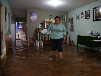 Una grave emergencia viven más de 300 familias en Jamundí, Valle del Cauca por las fuertes lluvias que no cesaron durante más de 24 horas, lo que produjo que los ríos, caños y el acueducto colapsaran. Producto de esto, viviendas, establecimientos, fincas, cultivos y vías, están bajo el agua, por lo que piden a las autoridades locales y departamentales brindarles ayudas, pues desde las 4a.m. el agua les daño sus camas, salas, electrodomésticos, objetos de valor y afectó sus cultivos y animales.