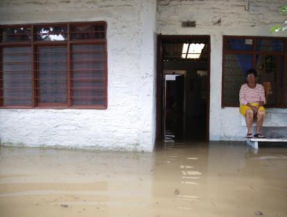 Una grave emergencia viven más de 300 familias en Jamundí, Valle del Cauca por las fuertes lluvias que no cesaron durante más de 24 horas, lo que produjo que los ríos, caños y el acueducto colapsaran. Producto de esto, viviendas, establecimientos, fincas, cultivos y vías, están bajo el agua, por lo que piden a las autoridades locales y departamentales brindarles ayudas, pues desde las 4a.m. el agua les daño sus camas, salas, electrodomésticos, objetos de valor y afectó sus cultivos y animales.