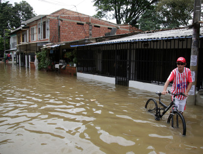 Una grave emergencia viven más de 300 familias en Jamundí, Valle del Cauca por las fuertes lluvias que no cesaron durante más de 24 horas, lo que produjo que los ríos, caños y el acueducto colapsaran. Producto de esto, viviendas, establecimientos, fincas, cultivos y vías, están bajo el agua, por lo que piden a las autoridades locales y departamentales brindarles ayudas, pues desde las 4a.m. el agua les daño sus camas, salas, electrodomésticos, objetos de valor y afectó sus cultivos y animales.