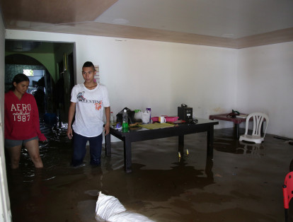 Una grave emergencia viven más de 300 familias en Jamundí, Valle del Cauca por las fuertes lluvias que no cesaron durante más de 24 horas, lo que produjo que los ríos, caños y el acueducto colapsaran. Producto de esto, viviendas, establecimientos, fincas, cultivos y vías, están bajo el agua, por lo que piden a las autoridades locales y departamentales brindarles ayudas, pues desde las 4a.m. el agua les daño sus camas, salas, electrodomésticos, objetos de valor y afectó sus cultivos y animales.