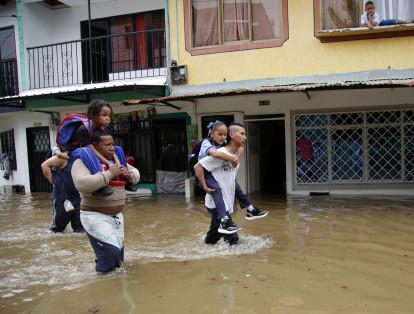 Una grave emergencia viven más de 300 familias en Jamundí, Valle del Cauca por las fuertes lluvias que no cesaron durante más de 24 horas, lo que produjo que los ríos, caños y el acueducto colapsaran. Producto de esto, viviendas, establecimientos, fincas, cultivos y vías, están bajo el agua, por lo que piden a las autoridades locales y departamentales brindarles ayudas, pues desde las 4a.m. el agua les daño sus camas, salas, electrodomésticos, objetos de valor y afectó sus cultivos y animales.