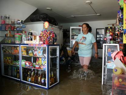 Una grave emergencia viven más de 300 familias en Jamundí, Valle del Cauca por las fuertes lluvias que no cesaron durante más de 24 horas, lo que produjo que los ríos, caños y el acueducto colapsaran. Producto de esto, viviendas, establecimientos, fincas, cultivos y vías, están bajo el agua, por lo que piden a las autoridades locales y departamentales brindarles ayudas, pues desde las 4a.m. el agua les daño sus camas, salas, electrodomésticos, objetos de valor y afectó sus cultivos y animales.