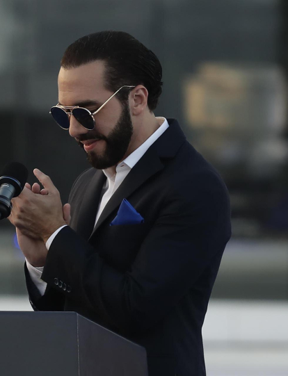 El presidente de El Salvador, Nayib Bukele, aplaude en la inauguración de las oficinas de Google.