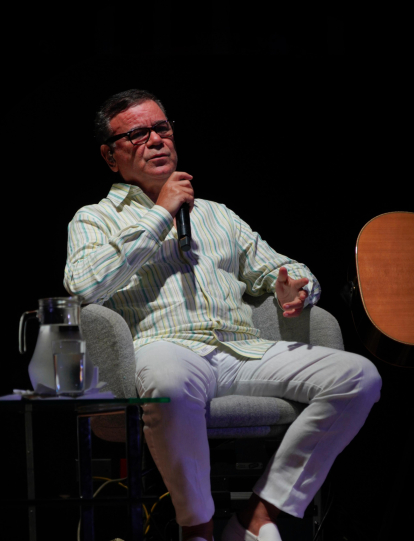 Iván Villazón, homenajeado del festival vallenato, conversa sobre música con Camilo Cano en el auditorio Macondo, Areandina, Valledupar, 2024.