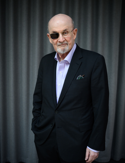 Rushdie tiene una frase genial, una vez recibe las puñaladas, solo piensa en su bonito traje Ralph Lauren.