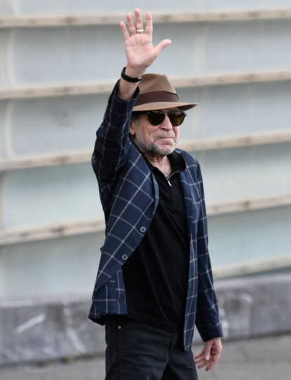 (El cantante español Joaquín Sabina posa durante el photocall de la película "Sintiendolo mucho / Feeling it" durante la 70 edición del Festival de Cine de San Sebastián en la ciudad vasca de San Sebastián el 17 de septiembre de 2022.