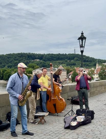 Músicos en el Puente de Carlos, en Praga.