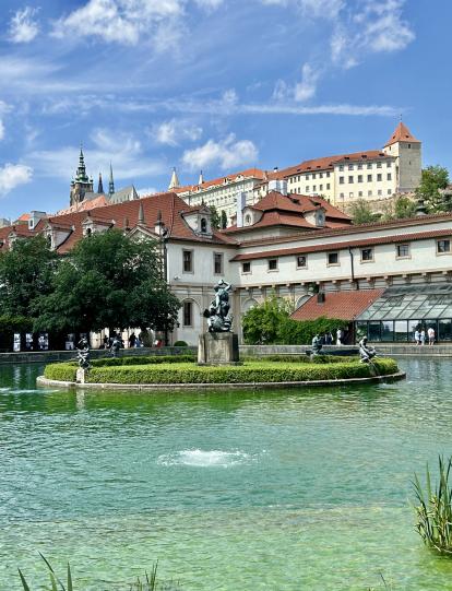 Jardines y fuentes engalanan la ciudad. Al fondo, el Castillo de Praga.