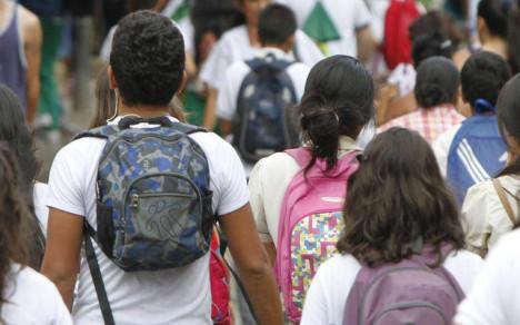 Niños fuera de sus aulas de clase