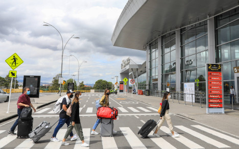 Viajeros llegan hasta la terminal de transportes aérea El Dorado durante el plan éxodo de la Semana Santa en Colombia.