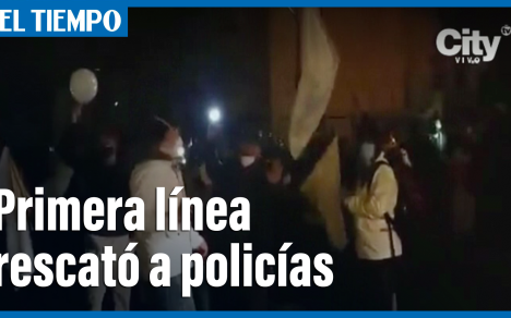 Los integrantes de la primera línea rescataron a unos policías de una turba