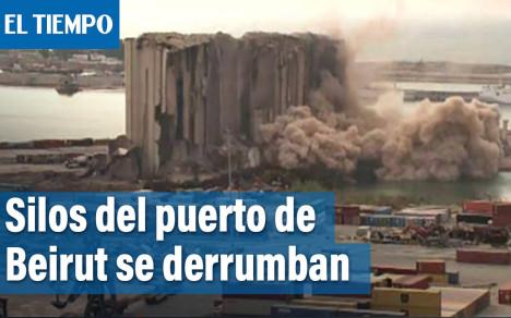 Parte de los dañados silos de grano del puerto de Beirut se desplomaron el domingo.