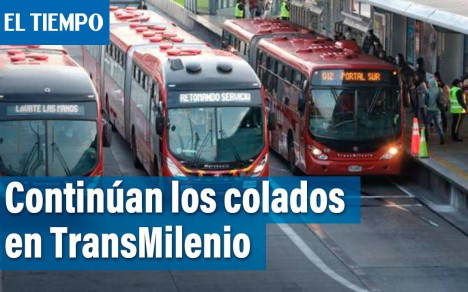 Un uniformado ingresó a un bus donde había un colado y lo sacó del sistema.