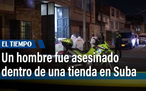 Un hombre que se encontraba departiendo con varias personas dentro del negocio, fue asesinado a tiros por un sujeto que, según las autoridades, se bajó de una moto, llegó hasta su víctima y le disparó. Autoridades tratan de identificar al agresor con las cámaras de seguridad del sector.