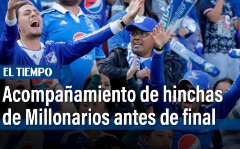 El partido ya comenzó para la hinchada. A esta hora, y en las dos concentraciones de los equipos, las barras de Millonarios y Nacional realizan uno de los banderazos más memorables del fútbol colombiano.