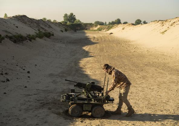 Un arma automatizada con una torreta montada en un dron rodante, a prueba en un campo de tiro en Kiev.