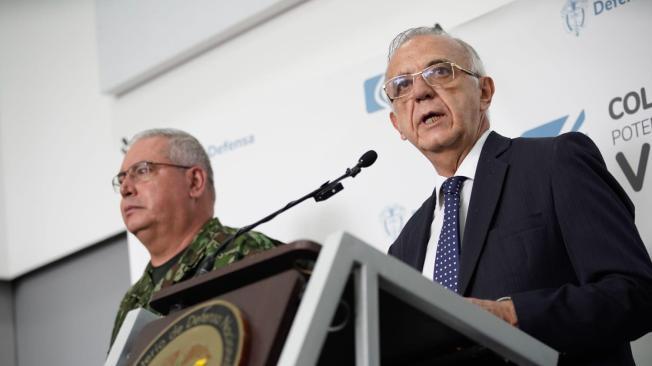 Rueda de prensa que dió el Ministro de Defensa, Ivan Velázquez, junto al comandante de la Fuerzas Militares Hélder Fernán y el Director de la Policía, General William René Salamanca.