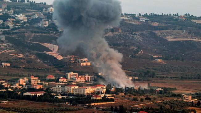 Una columna de humo se eleva durante el bombardeo israelí en la aldea de Khiam en el sur del Líbano, cerca de la frontera con Israel, el 23 de junio de 2024, en medio de tensiones transfronterizas.