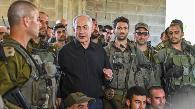 El primer ministro de Israel, Benjamín Netanyahu, visita a los reservistas apostados en el norte del país, donde el Ejército mantiene un intercambio de fuego constante con la milicia chií libanesa Hizbulá.