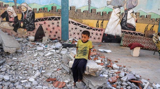 Un niño se sienta sobre los escombros en una escuela administrada por la ONU que alberga a personas desplazadas después del bombardeo israelí en Nuseirat, en el centro de la Franja de Gaza, el 9 de julio de 2024.