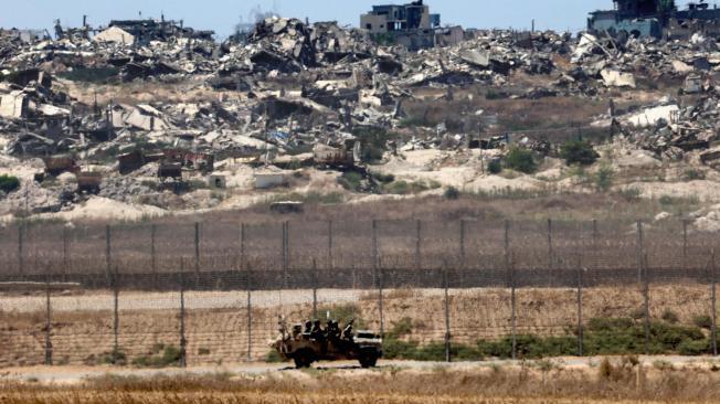 Un vehículo del ejército israelí rueda en una zona cercana a la frontera sur de Israel con la Franja de Gaza.