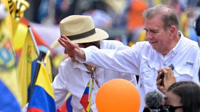 VEl candidato presidencial venezolano Edmundo González (R) saluda junto a su esposa Mercedes López durante un mitin de campaña en Barinas, Venezuela, el 6 de julio de 2024.