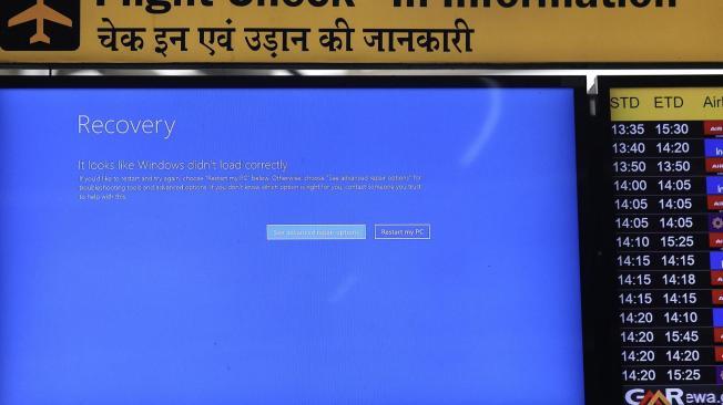 Pantalla de información averiada en el Aeropuerto Internacional de Delhi en Nueva Delhi, India.