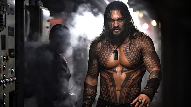 Jason Momoa confiesa que en el rodaje pensó en el Aquaman blanco y rubio del cómic y se dijo: ‘Este tipo (el director) escoge al actor equivocado’.