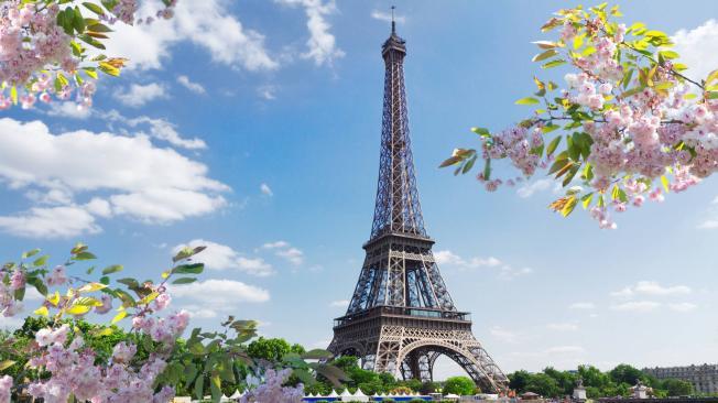 En el ránking, el segundo y tercer lugar de las ciudades más visitadas, lo ocuparon París y Londres, cada una de ellas con aproximadamente 19.1 millones de turistas.

En París, además de visitar la icónica torre Eiffel, conocer el museo de Louvre, el arco del triunfo,  realizar un paseo en barco por el río Sena o caminar por los campos elíseos.